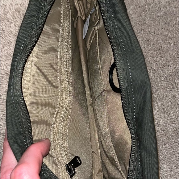 NWT- TRAVEL TOILETRY BAG - Picture 3 of 4